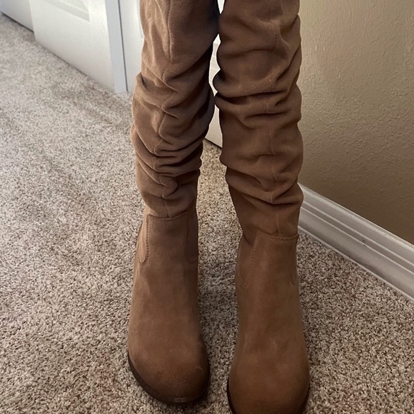 Boots - Tan Suede Splendid boots. Size 7 1/2. Like New. True to size. - Picture 8 of 16